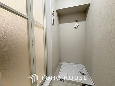 【Wash basin】十分な大きさの洗面台は収納もさる事ながら、身だしなみチェックや歯磨きなど、朝の慌ただしい時間でもホテルライクなスペースで余裕とゆとりを感じて頂けます。