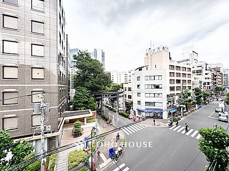 ◆海の向こうへ沈む夕日◆オレンジ色の光は大人になった今の僕にはわかる。1日の終わりを伝えに来たわけではなく、また明日が来る方へ導いてくれた事を。