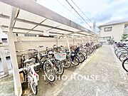 大切な自転車を雨や直射日光から守ってくれる、しっかりとした屋根付きの駐輪場が敷地内に完備されています。