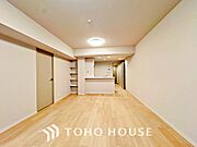 叶えたかったのは落ち着きのあるナチュラルな風合い、そして開放感があるリビング。優雅な気分に浸れる幸せな時間を家族が自然と集まりたくなるこの空間で。