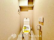 清潔感あるホワイト調のクロスと温もり溢れるモダンカラーの床材が見事に調和した本邸宅は、毎日の生活を少しでも快適に過ごして頂ける様に落ち着いた雰囲気作りから行っています。