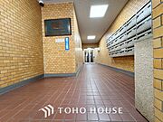 【Kitchen】美しく使いやすいキッチンは油汚れが簡単に拭き取れる素材で加工されており、浄水器シャワーから流す水の音を軽減する静かなシンクを採用。見えないところにさり気ない配慮が嬉しい