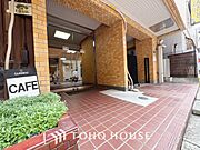 【closet】奥行きのあるクローゼットを採用。衣装ケースや、掃除機といった電化製品まで多くの物を収納できるようなつくりになっております。是非一度、ご自身の目でお確かめ下さい。