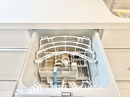 キッチンは家族の絆を育む大切な空間。シンプルで使い易いシステムキッチンで愉しく作る料理は愛情のある美味しいご馳走に。家族で使えるダイニングキッチンです。