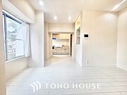 ここはみんなが集い、食事と楽しい会話が始まる場所。話に夢中になりすぎて、ついつい時を忘れ、夜半過ぎになってしまう。そんな束の間の幸せを感じさせてくれます。