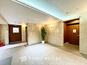 【ENTRANCE】◆家族◆家で家族と過ごす時間は限られている。帰りを待つ家族の元へと急ぐときの弾む思い。そんな思いを引き立てる邸宅。