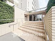 【ENTRANCE】◆家族◆家で家族と過ごす時間は限られている。帰りを待つ家族の元へと急ぐときの弾む思い。そんな思いを引き立てる邸宅。
