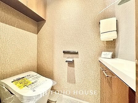 清潔感あるホワイト調のクロスと温もり溢れるモダンカラーの床材が見事に調和した本邸宅は、毎日の生活を少しでも快適に過ごして頂ける様に落ち着いた雰囲気作りから行っています。