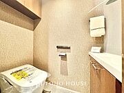 清潔感あるホワイト調のクロスと温もり溢れるモダンカラーの床材が見事に調和した本邸宅は、毎日の生活を少しでも快適に過ごして頂ける様に落ち着いた雰囲気作りから行っています。