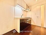 ◆愛育◆キッチンは家族の絆を育む大切な空間。シンプルで使い易いSystemKitchenで愉しく作る料理は愛情のある美味しいご馳走に。家族で使える広々としたダイニングキッチンです。