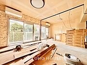 忙しい朝でも、しっかり家族が揃って食事をして頂けるゆとりある大きさのダイニングスペース。