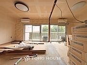 ◆サンサンと◆差し込む太陽の光がこのリビングに笑いをもたらす。ソファの上のクッションがポカポカした暖気にぬくぬくと微睡んでいる。