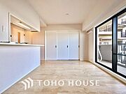 【LIVING】◆眩い◆光が燦々と入り、家族の笑顔を照らす。「いつまでも続いて」と願う夢のような毎日がここにある。