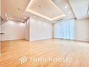 【LIVING】◆眩い◆光が燦々と入り、家族の笑顔を照らす。「いつまでも続いて」と願う夢のような毎日がここにある。