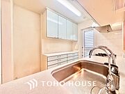 【KITCHEN】◆開放的◆後片付けが楽なシステムキッチン。収納スペースの充実！