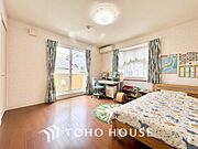 ※生成AIによるイメージです。家具・小物は販売価格に含まれません。【PRIVATE ROOM】◆属毛離裏◆子は父を手本とし、母に愛育されて成長する。家族の深い繋がり。いつまでも大切にしたい。