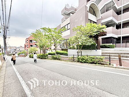 ◆木漏れ日◆の様な採光が優しく足元を照らし、心地いい暮らしの道しるべを写し出す。この空間で過ごす家族との語らいの時間がとても素敵で幸せを感じるかもしれない。