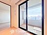 室内：◆サンサンと◆差し込む太陽の光がこのリビングに笑いをもたらす。ソファの上のクッションがポカポカした暖気にぬくぬくと微睡んでいる。