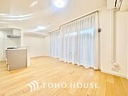 【LIVING】◆眩い◆光が燦々と入り、家族の笑顔を照らす。「いつまでも続いて」と願う夢のような毎日がここにある。