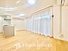 室内：【LIVING】◆眩い◆光が燦々と入り、家族の笑顔を照らす。「いつまでも続いて」と願う夢のような毎日がここにある。