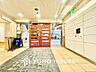 エントランス：【Entrance】「行ってきます」の声が楽しげに聞こえてくる。ドアの音も心地よく爽やかな朝の時間が流れる。