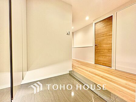 真っ直ぐに行く。新たな生活へ。これから歩むその一足がまた新たな道となる。