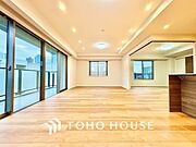 窓をあけると通り抜ける風。清々しく心地よいそよ風が、この空間を涼やかに。風通しの良さは人にとっても家にとっても健康的で気持ちいいもの。
