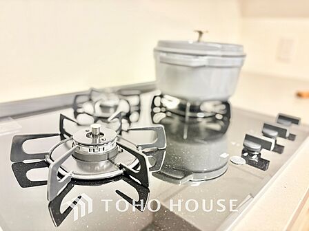 時をえて愛されるデザインが、日常を特別なひとときへと昇華させます。この場所から、心満たされる豊かな食卓が始まります。