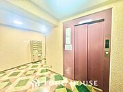 【ROOM】感性を育むプライベートルームはシンプルでスマートな空間。好みの空間で読書をしたり、音楽を聞いたりと一人の時間も充実したものにできます。