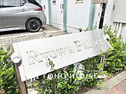 ◆木漏れ日◆の様な採光が優しく足元を照らし、心地いい暮らしの道しるべを写し出す。この空間で過ごす家族との語らいの時間がとても素敵で幸せを感じるかもしれない。