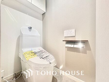 【RESTROOM】ホワイト調のクロスと温もり溢れるモダンカラーの床材が見事に調和した本邸宅は、毎日の生活を少しでも快適に過ごして頂ける様に落ち着いた雰囲気作りから行っています。