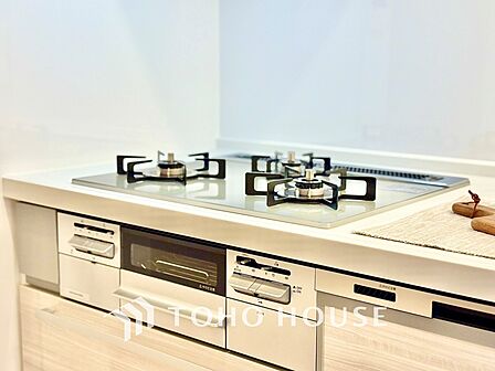 可能な限り余計なものを省いた3口コンロ。美しさと機能性を兼ね備えたスタイルはきっと何年もあなたの味方です。