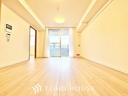 【リビング】淹れたてのコーヒーと、穏やかな午後。日常を少しだけ愛せるようになる空間です。