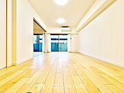 【リビング】ダウンライトに反射するグラスを眺めながらワインを注ぐ。トクトクと心地いい音をさせながら、フランスの古城を思わせる薫りがたちこめ、とても幸せな時を過ごせる。