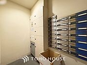 ◆木漏れ日◆の様な採光が優しく足元を照らし、心地いい暮らしの道しるべを写し出す。この空間で過ごす家族との語らいの時間がとても素敵で幸せを感じるかもしれない。【Holiday of a home】