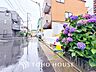 外観：ほんの少しのこだわり。ちょっとした色使いがその家がもつ雰囲気、趣（おもむき）を携え、暮らす家族や訪ねてくる友人・知人に新鮮な香りを運んできます。