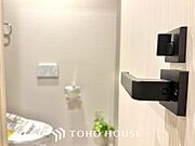 清潔感あるホワイト調のクロスと温もり溢れるモダンカラーの床材が見事に調和した本邸宅は、毎日の生活を少しでも快適に過ごして頂ける様に落ち着いた雰囲気作りから行っています。