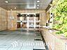 エントランス：【ENTRANCE】◆家族◆家で家族と過ごす時間は限られている。帰りを待つ家族の元へと急ぐときの弾む思い。そんな思いを引き立てる邸宅。