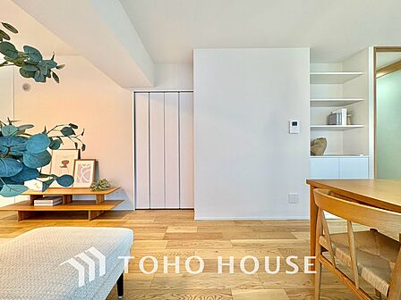 【LIVING】◆眩い◆光が燦々と入り、家族の笑顔を照らす。「いつまでも続いて」と願う夢のような毎日がここにある。