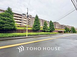 窓をあけると通り抜ける風。清々しく心地よいそよ風が、この空間を涼やかに。風通しの良さは人にとっても家にとっても健康的で気持ちいいもの。