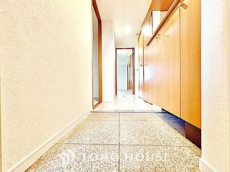 【玄関】ドアを開けると、空気が切り替わる。外と中を、静かに分ける場所。