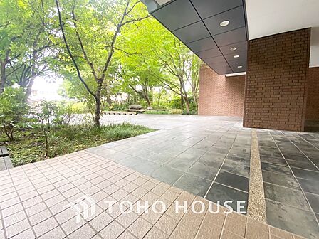 【Cool wind】◆窓を開けると◆冷涼な風、そよぐリビング。だんらんの場所はここから始まり、ここで終わる。家族の笑顔が集う素敵な場所だから、こだわり抜いた思いが詰まっているのだと思う。