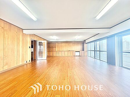 【living】居心地のいい暮らしには欠かせない眩い採光。ゆったりとした幅の窓からこの空間に降り注ぐ採光が絶えない。明るいリビングこそ居心地のいい暮らしが待っているのだと思う。