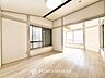 洋室：【木漏れ日】の様な採光が優しく足元を照らし、心地いい暮らしの道しるべを写し出す。この空間で過ごす家族との語らいの時間がとても素敵で幸せを感じるかもしれない。