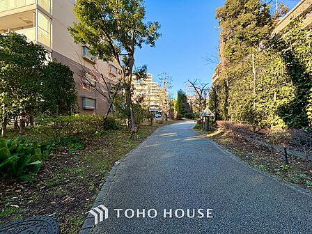 ここはみんなが集い、食事と楽しい会話が始まる場所。話に夢中になりすぎて、ついつい時を忘れ、夜半過ぎになってしまう。そんな束の間の幸せを感じさせてくれます。