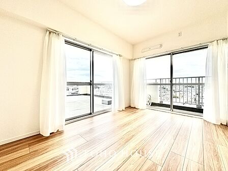 【living】居心地のいい暮らしには欠かせない眩い採光。