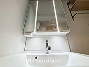 気持ちの良い朝をつくりだし、夕方には笑顔を取り戻させてくれるミラー。パウダールームはいつでも本来の自分を取り戻せる空間。明るく仕上げてあります。