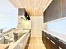 キッチン：キッチンは家族の絆を育む大切な空間。シンプルで使い易いシステムキッチンで愉しく作る料理は愛情のある美味しいご馳走に。家族で使えるダイニングキッチンです。