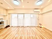 【Green orchestra】◆緑の匂いに誘われて◆目を閉じれば深緑の香り。五感を研ぎ澄まし、日々の疲れを心から癒してくれる。深呼吸するほどに爽やかな薫りたち込める新緑にそと微笑む私達。