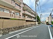 ◆今宵の食卓◆ダウンライトに反射するグラスを眺めながらワインを注ぐ。トクトクと心地いい音をさせながら、フランスの古城を思わせる薫りがたちこめ、とても幸せな時を過ごせる。